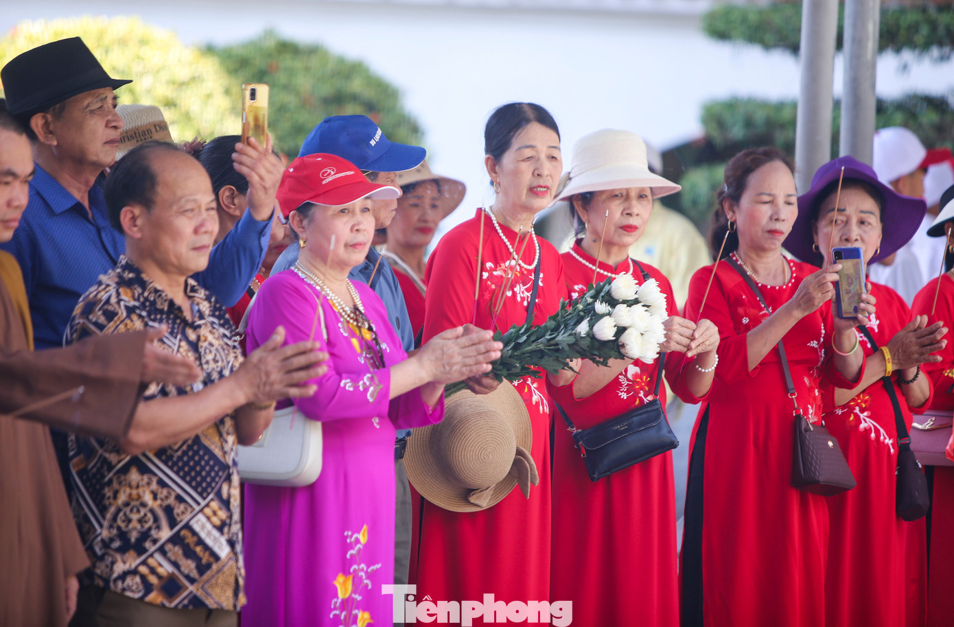 “Với tinh thần uống nước nhớ nguồn, mỗi lần qua Hà Tĩnh, chúng tôi lại đến Ngã ba Đồng Lộc để dâng hương, ghi nhớ công ơn to lớn của các anh hùng, liệt sĩ đã hy sinh xương máu bảo vệ Tổ quốc”, một du khách chia sẻ.
