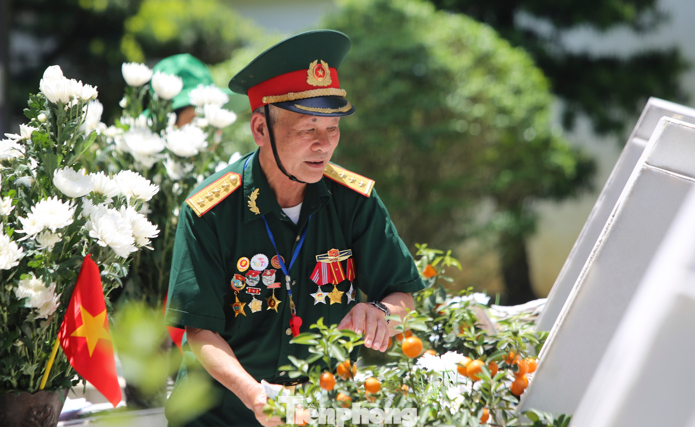 Trong dòng người về đây, có những cụ già, thân nhân liệt sĩ, những cựu chiến binh, thương binh. Họ đã từng tham gia chiến đấu bảo vệ Tổ quốc và từng đi qua “tọa độ lửa” này để tham gia vào chiến trường miền Nam, thống nhất đất nước.