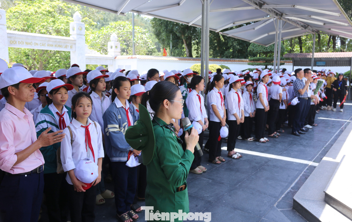“Với tinh thần uống nước nhớ nguồn, mỗi lần qua Hà Tĩnh, chúng tôi lại đến Ngã ba Đồng Lộc để dâng hương, ghi nhớ công ơn to lớn của các anh hùng, liệt sĩ đã hy sinh xương máu bảo vệ Tổ quốc”, một du khách chia sẻ.