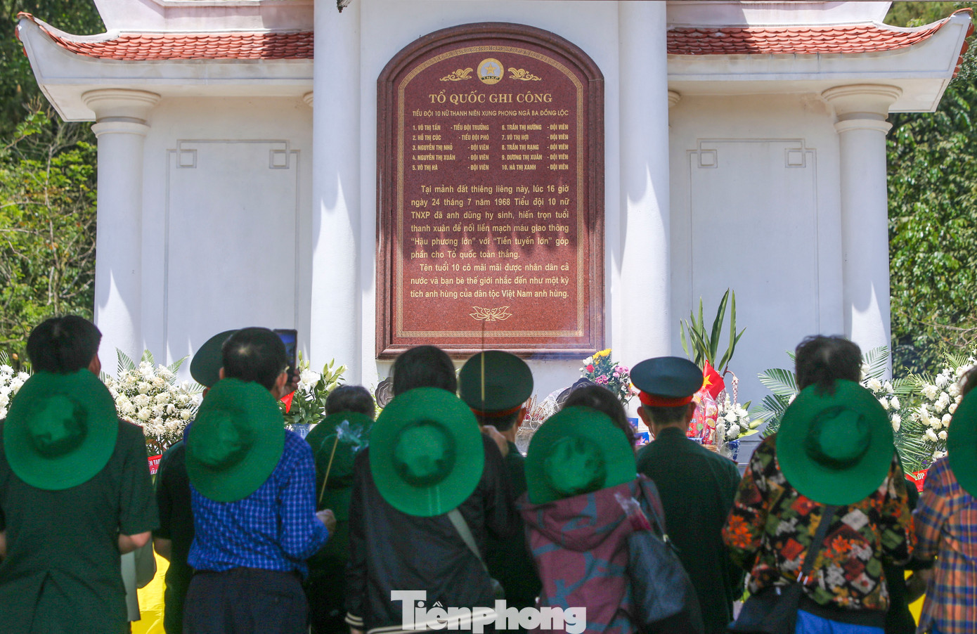 Những ngày này, nhân kỷ niệm 50 năm ngày Giải phóng miền Nam, thống nhất đất nước (30/4/1975 - 30/4/2025), hàng nghìn du khách thập phương đã về dâng hương, tri ân các Anh hùng, liệt sĩ tại Khu Di tích lịch sử Quốc gia đặc biệt Ngã ba Đồng Lộc (huyện Can Lộc, Hà Tĩnh).