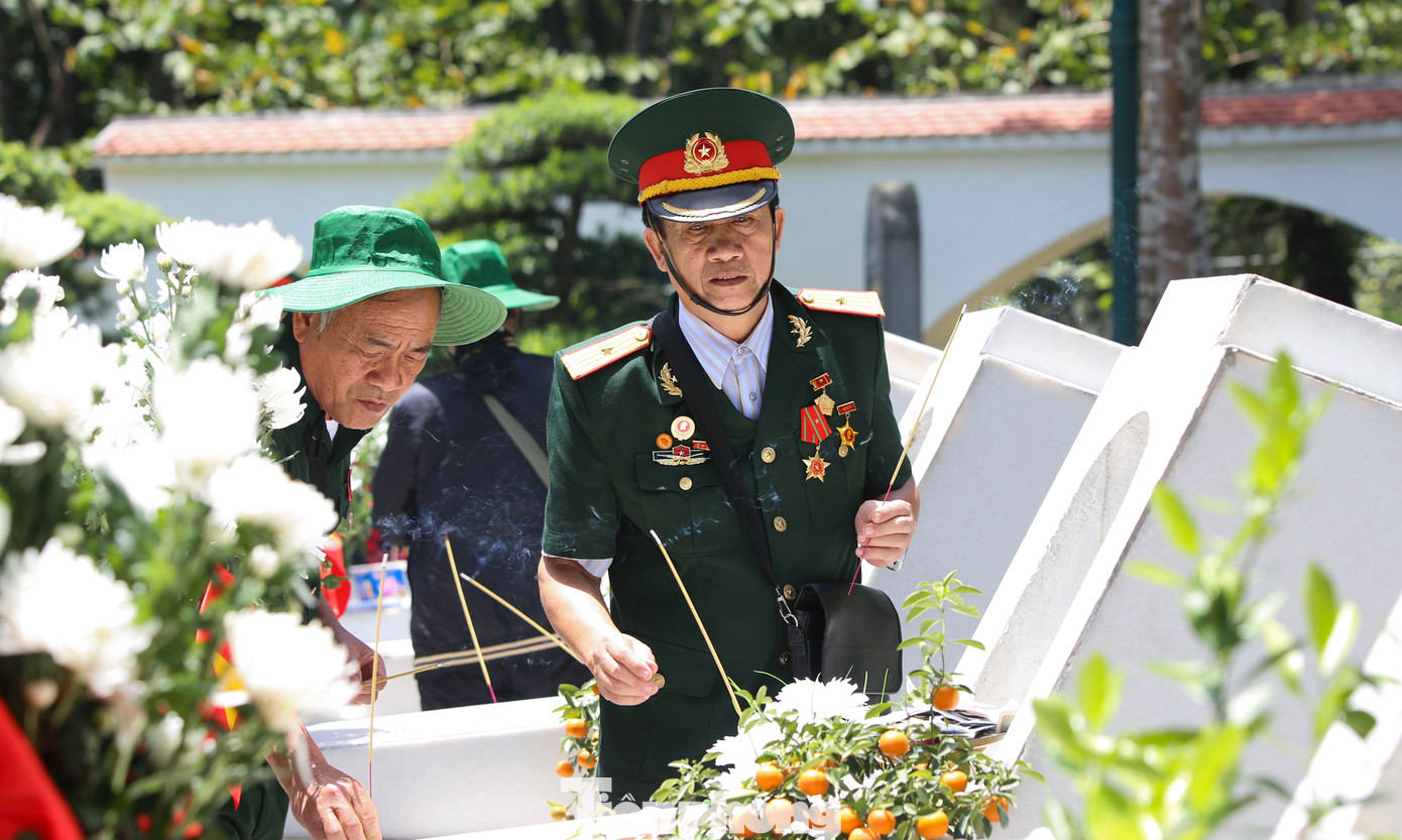 Nhiều thế hệ thanh niên, học sinh, sinh viên từ khắp nơi trên mọi miền đất nước đã về khu di tích vào những ngày tháng này. Ông Đặng Quốc Vũ - Giám đốc Ban Quản lý Khu di tích Ngã ba Đồng Lộc và Khu tưởng niệm Lý Tự Trọng, cho biết, từ đầu năm đến nay, có hơn 162.000 lượt khách từ khắp mọi miền Tổ quốc và du khách nước ngoài về khu di tích để tưởng nhớ, tri ân các anh hùng liệt sĩ. Riêng tháng 4, tính đến ngày 15 đã có gần 35.000 lượt khách.