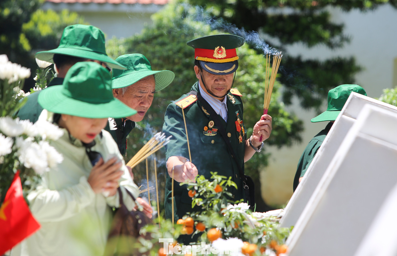 Nhiều thế hệ thanh niên, học sinh, sinh viên từ khắp nơi trên mọi miền đất nước đã về khu di tích vào những ngày tháng này. Ông Đặng Quốc Vũ - Giám đốc Ban Quản lý Khu di tích Ngã ba Đồng Lộc và Khu tưởng niệm Lý Tự Trọng, cho biết, từ đầu năm đến nay, có hơn 162.000 lượt khách từ khắp mọi miền Tổ quốc và du khách nước ngoài về khu di tích để tưởng nhớ, tri ân các anh hùng liệt sĩ. Riêng tháng 4, tính đến ngày 15 đã có gần 35.000 lượt khách.