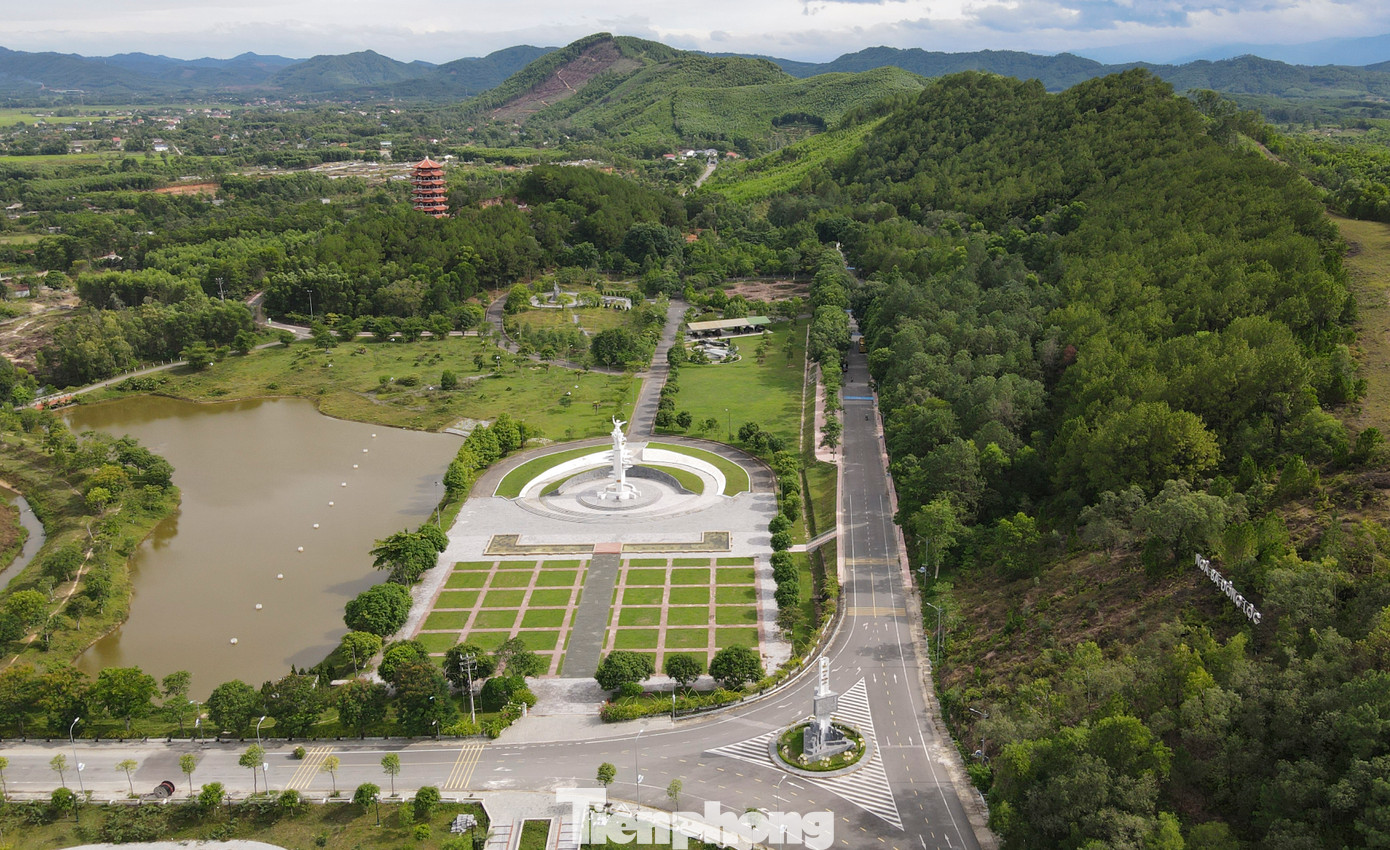 “Ban Quản lý khu di tích đã bố trí cán bộ, nhân viên trực làm việc hết công suất, đảm bảo phục vụ đón tiếp du khách chu đáo. Đồng thời chỉnh trang khuôn viên, dọn dẹp vệ sinh, cảnh quan môi trường khu di tích luôn sạch đẹp; phối hợp với cơ quan chức năng và chính quyền địa phương đảm bảo an ninh trật tự, trật tự an toàn giao thông, phòng chống cháy nổ ở khu di tích”, ông Vũ chia sẻ. Một góc Khu di tích lịch sử Quốc gia đặc biệt Ngã ba Đồng Lộc.