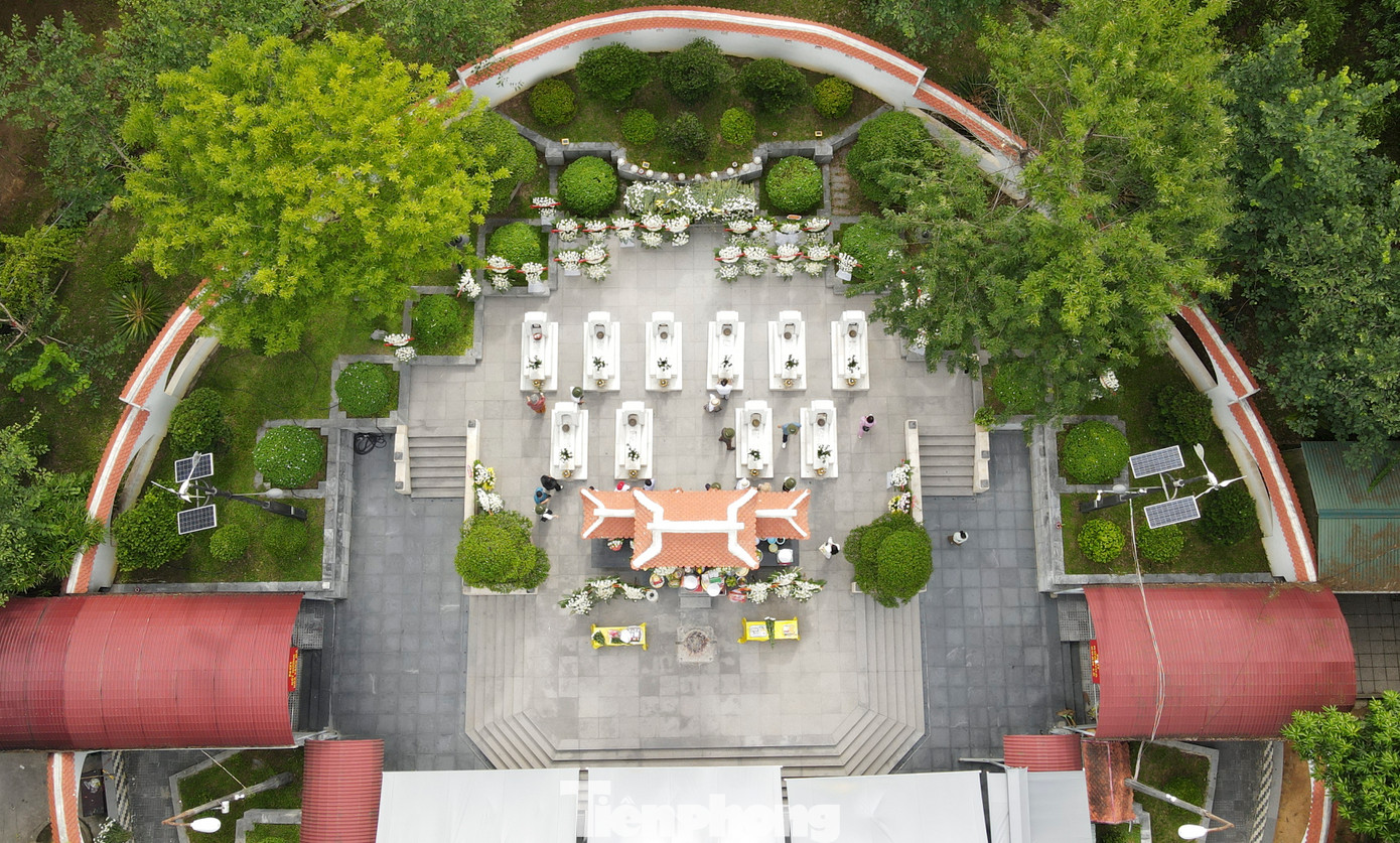 Các chị hy sinh khi tuổi đời còn rất trẻ, từ 17 đến 24 để đảm bảo giữ vững &quot;mạch máu giao thông&quot; từ Bắc vào Nam được nối liền, thông suốt. Trong hình là khu mộ 10 nữ anh hùng liệt sĩ thanh niên xung phong thuộc Tiểu đội 4.