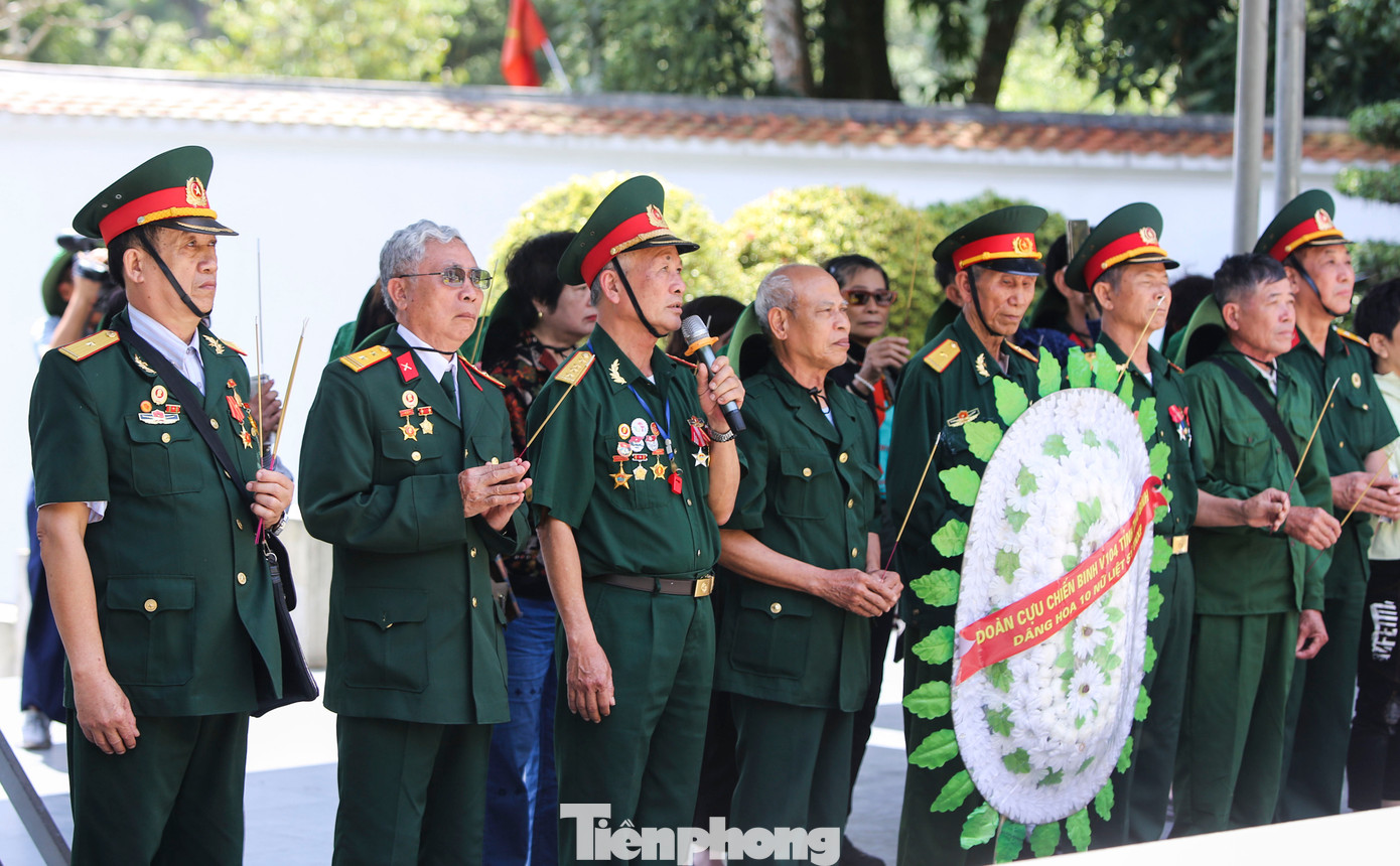 Các cựu binh đều rưng rưng, bồi hồi xúc động khi nghe lại câu chuyện của các Anh hùng liệt sĩ đã anh dũng chiến đấu, hy sinh ở nơi đây để bảo vệ huyết mạch giao thông.