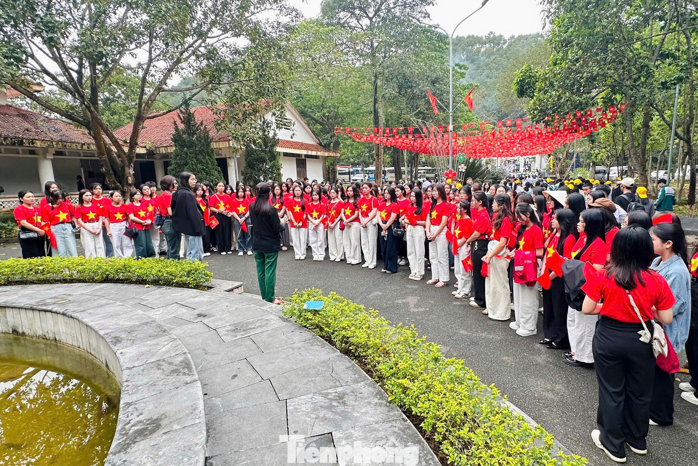 Trong ảnh là chị Nguyễn Thị Thúy Hòa - cán bộ Khu di tích lịch sử Quốc gia đặc biệt Ngã ba Đồng Lộc kể về câu chuyện 10 nữ Anh hùng liệt sĩ thanh niên xung phong thuộc Tiểu đội 4, Đại đội 552, Tổng đội 55 đã anh dũng hy sinh trong lúc làm nhiệm vụ đào lấp hố bom tại Ngã ba Đồng Lộc.