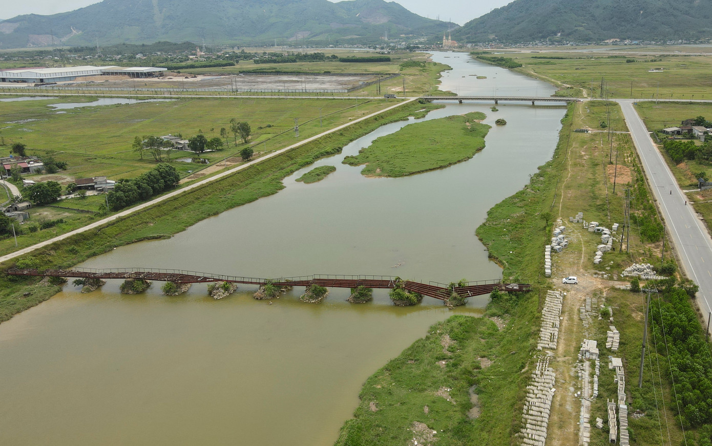 Trước thực trạng 2 cây cầu sắt bị hư hỏng, không thể sử dụng, chính quyền địa phương cùng người dân mong ngành chức năng sớm có phương án xử lý để vừa đảm bảo an toàn cho người dân, vừa lưu thông dòng chảy khi mùa mưa lũ đến.