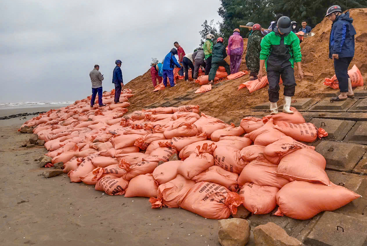 Nhiều đoạn kè biển bị xói lở, sụt lún phải gia cố khẩn cấp.