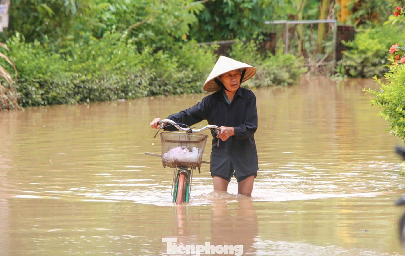 Theo người dân địa phương, đây là trận lũ lịch sử, bất thường vì lên quá nhanh khiến người dân không kịp trở tay, thiệt hại nặng về tài sản.
