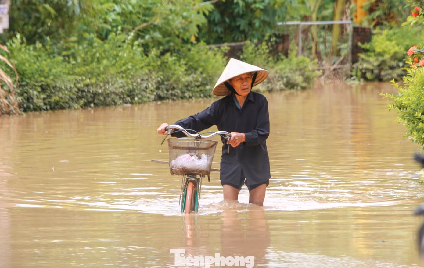 Theo người dân địa phương, đây là trận lũ lịch sử, bất thường vì lên quá nhanh khiến người dân không kịp trở tay, thiệt hại nặng về tài sản.