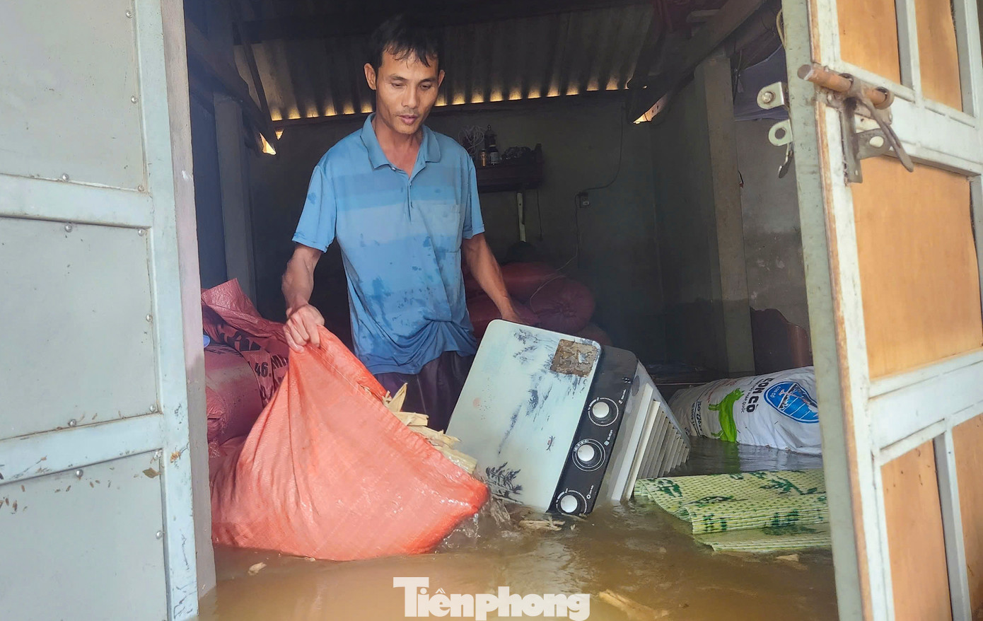 &quot;Xe máy, đồ điện, lúa gạo và toàn bộ tài sản có trong nhà đều bị nước nhấn chìm. Chúng tôi cũng nghĩ chỉ là trận mưa giông bình thường vì lũ lụt chưa từng xảy ra vào tháng 4&quot;, anh Nguyễn Huy Cường (SN 1983, trú thôn Tân Mỹ, xã Cẩm Duệ) cho hay.