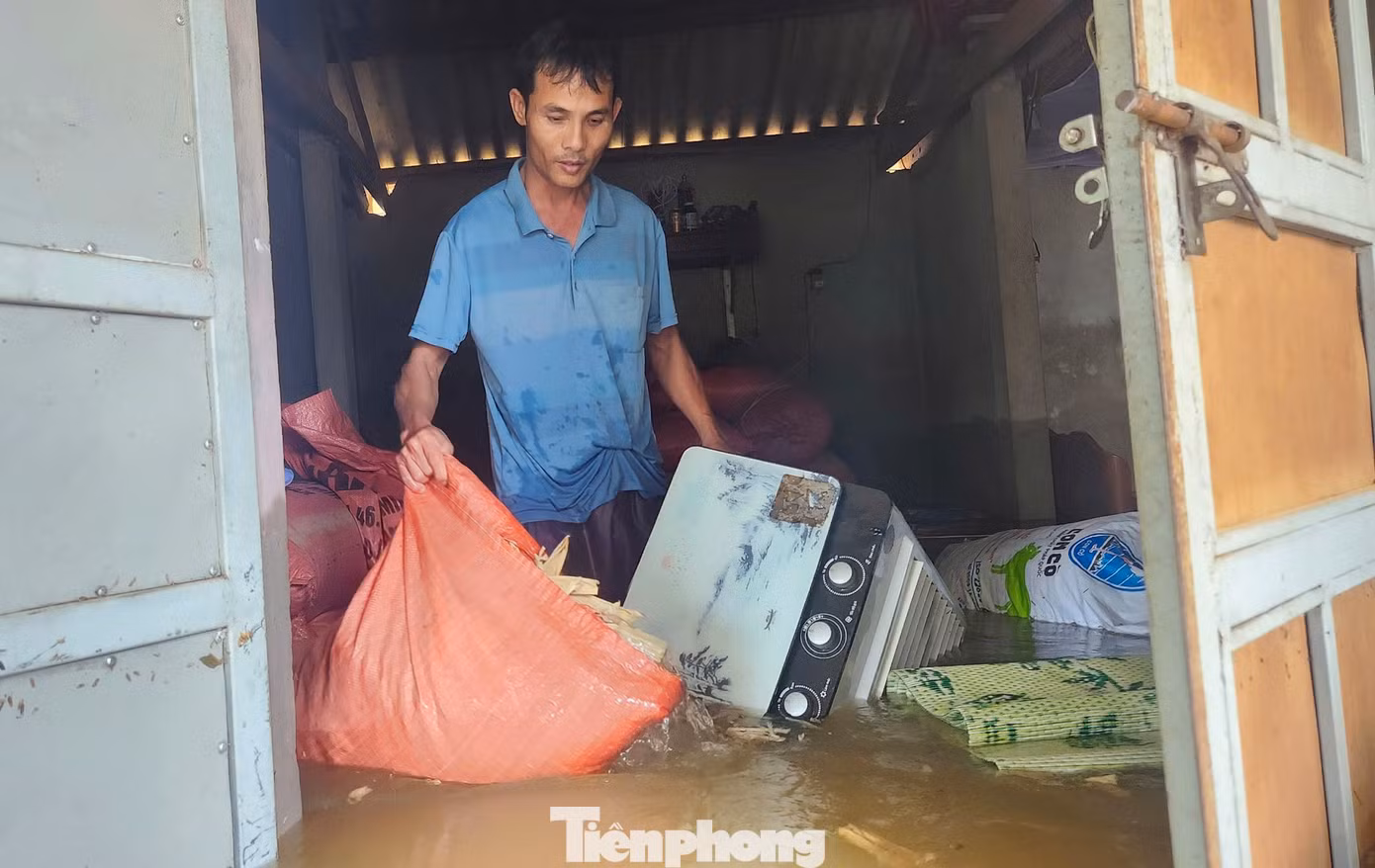 "Xe máy, đồ điện, lúa gạo và toàn bộ tài sản có trong nhà đều bị nước nhấn chìm. Chúng tôi cũng nghĩ chỉ là trận mưa giông bình thường vì lũ lụt chưa từng xảy ra vào tháng 4", anh Nguyễn Huy Cường (SN 1983, trú thôn Tân Mỹ, xã Cẩm Duệ) cho hay.