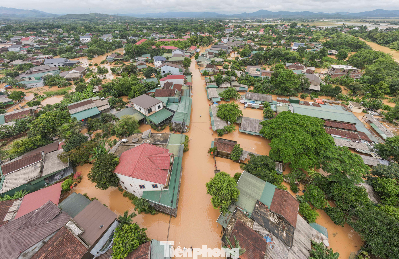Nước lũ đổ về đột ngột trong đêm khiến hàng trăm hộ dân ở huyện Cẩm Xuyên không kịp trở tay. Hàng nghìn tấn lúa của nông dân vừa thu hoạch về cùng nhiều tài sản giá trị không kịp kê gác đã bị nước lũ nhấn chìm.