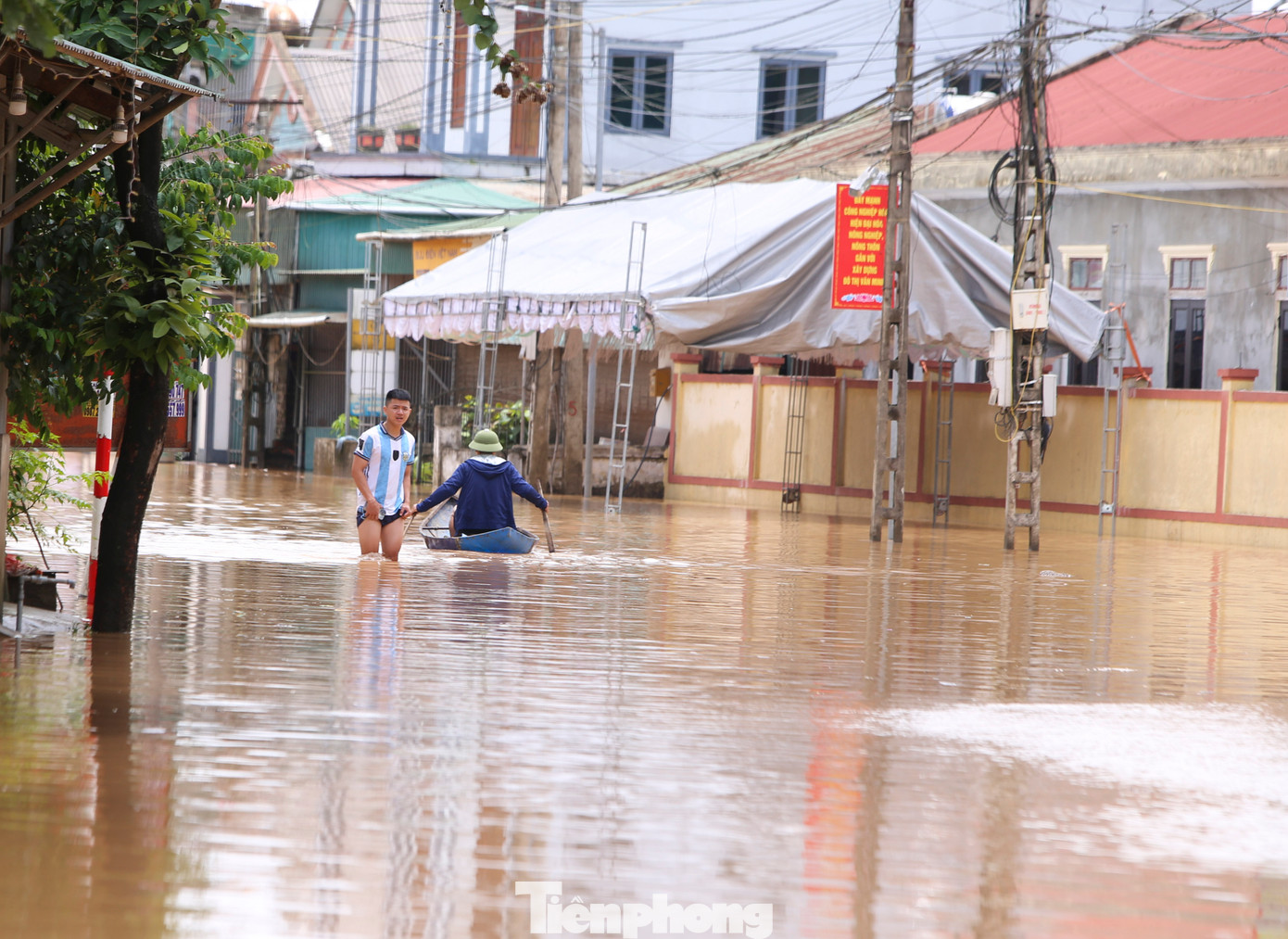 Theo người dân địa phương, đây là trận lũ lịch sử, bất thường vì lên quá nhanh khiến người dân không kịp trở tay, thiệt hại nặng về tài sản.
