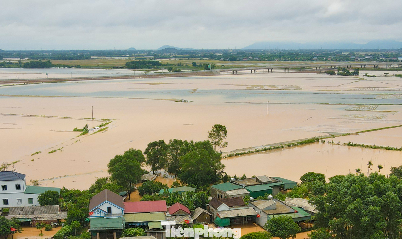 Theo thông tin từ Đài Khí tượng thủy văn Hà Tĩnh, từ 20h ngày 24/5 đến 4h sáng 25/5, khu vực Hà Tĩnh đã có mưa to đến rất to. Riêng địa bàn huyện Cẩm Xuyên, lượng mưa ở khu vực hồ Kẻ Gỗ lên đến 433mm. Một số nơi khác có lượng mưa lớn như: xã Cẩm Hưng 234mm, hồ sông Rác 257mm, hồ Thượng Tuy 270,8mm. Trong hình, những cánh đồng ngập băng nước lũ. Theo thông tin từ Đài Khí tượng thủy văn Hà Tĩnh, từ 20h ngày 24/5 đến 4h sáng 25/5, khu vực Hà Tĩnh đã có mưa to đến rất to. Riêng địa bàn huyện Cẩm Xuyên, lượng mưa ở khu vực hồ Kẻ Gỗ lên đến 433mm. Một số nơi khác có lượng mưa lớn như: xã Cẩm Hưng 234mm, hồ sông Rác 257mm, hồ Thượng Tuy 270,8mm. Trong hình, những cánh đồng ngập băng nước lũ.