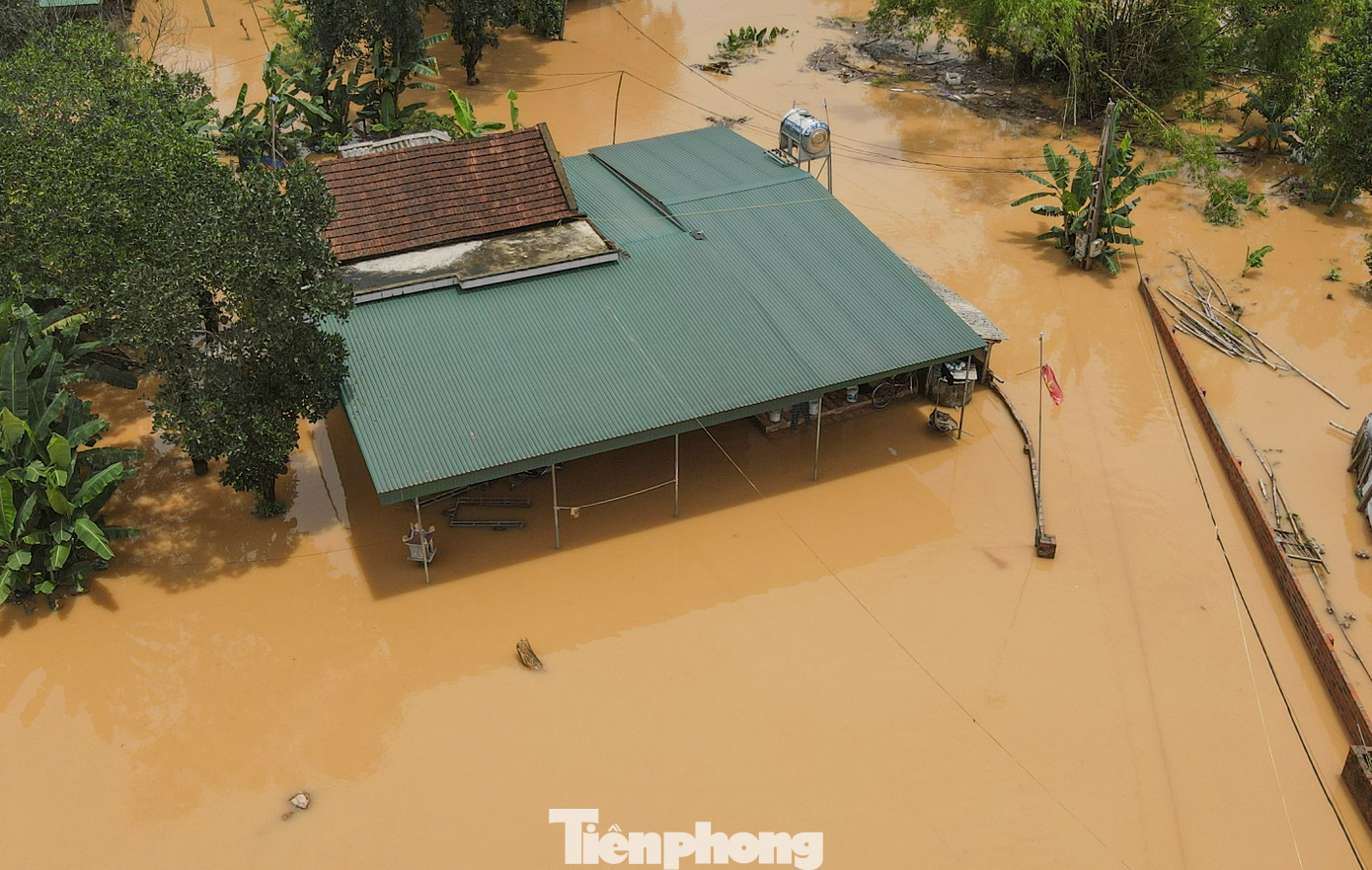 Ông Võ Tá Kỷ - Chủ tịch UBND xã Cẩm Duệ (huyện Cẩm Xuyên) cho biết, lũ từ thượng nguồn đổ về rất nhanh khiến trục đường liên xã đoạn qua trụ sở UBND xã bị ngập khá sâu. Đặc biệt, khoảng 150 hộ dân với hơn 400 nhân khẩu ở 2 thôn Tân Duệ và Quang Trung bị ngập sâu, chia cắt. &quot;Ngập lụt gây thiệt hại lớn về lúa, hoa màu, gà, vịt và một số tài sản. Ngay trong đêm, chúng tôi đã huy động lực lượng của các thôn để sơ tán người già, trẻ em và giúp người dân kê cao tài sản&quot;, ông Kỷ nói.