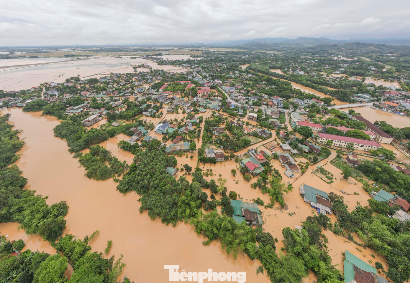Mưa lớn kéo dài từ tối 24 đến sáng 25/5 khiến nhiều khu vực trên địa bàn Hà Tĩnh bị ngập sâu, giao thông bị chia cắt.