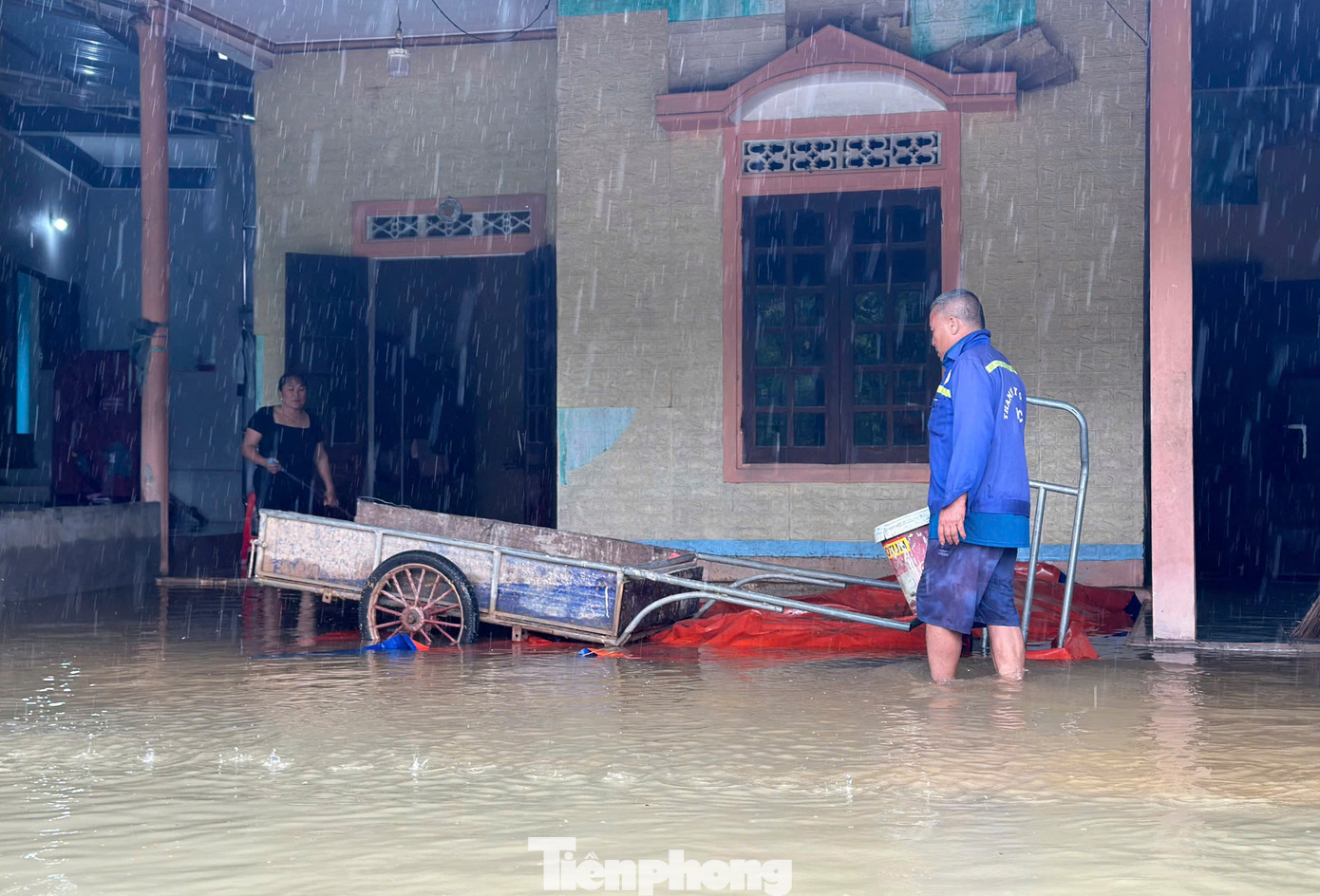 Tại xã Cẩm Mỹ, lũ lên nhanh gây ngập lụt gần như toàn địa bàn. Trong đó, các thôn Mỹ Phú, Mỹ Đông, Mỹ Lâm và Mỹ Hà với khoảng 450 hộ dân bị nước vào nhà gây ngập từ 0,5 - 1 m, có nơi nước ngập sâu 1,5m.