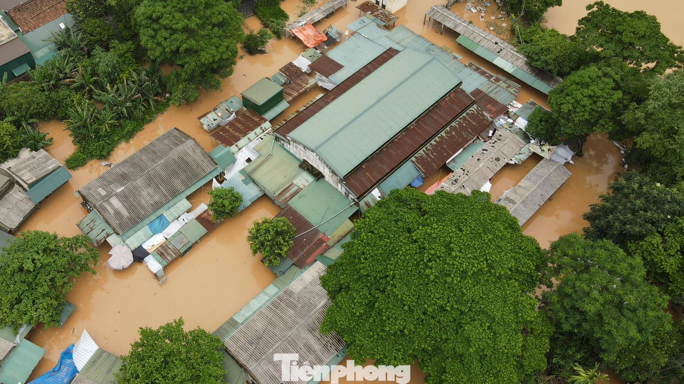 Chợ trung tâm xã Cẩm Duệ cũng ngập sâu trong nước lũ.