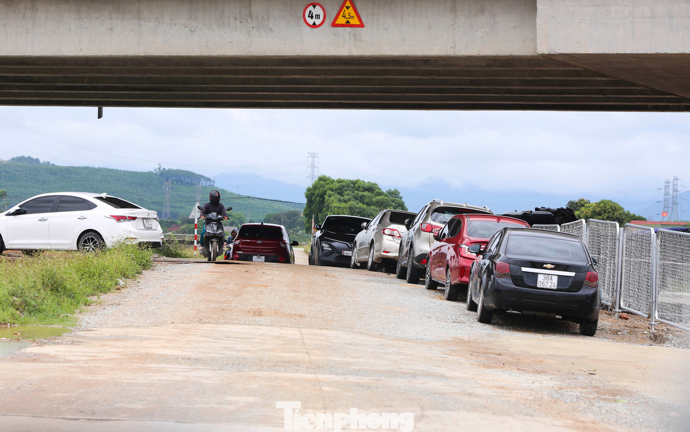 Trong ngày, lãnh đạo UBND tỉnh Hà Tĩnh cũng kiểm tra tình hình ngập lụt tại các địa phương và chỉ đạo ngành chức năng hỗ trợ người dân khắc phục thiệt hại do thiên tai gây ra. Trong hình, hàng chục ô tô được người dân đưa lên dọc tuyến đường ở bờ kênh dẫn nước, dưới chân cao tốc Bắc Nam để “chạy lũ”.