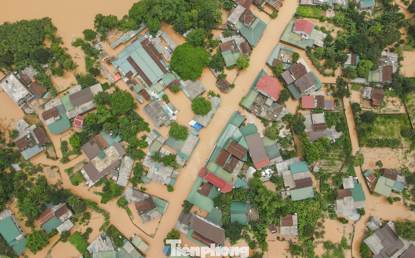 Ông Võ Tá Kỷ - Chủ tịch UBND xã Cẩm Duệ (huyện Cẩm Xuyên) cho biết, lũ từ thượng nguồn đổ về rất nhanh khiến trục đường liên xã đoạn qua trụ sở UBND xã bị ngập khá sâu. Đặc biệt, khoảng 150 hộ dân với hơn 400 nhân khẩu ở 2 thôn Tân Duệ và Quang Trung bị ngập sâu, chia cắt. &quot;Ngập lụt gây thiệt hại lớn về lúa, hoa màu, gà, vịt và một số tài sản. Ngay trong đêm, chúng tôi đã huy động lực lượng của các thôn để sơ tán người già, trẻ em và giúp người dân kê cao tài sản&quot;, ông Kỷ nói.