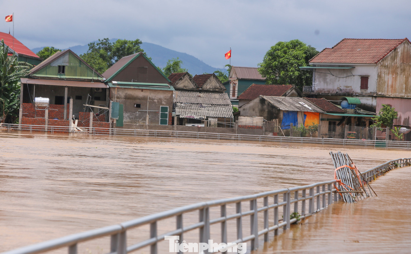 Theo người dân địa phương, đây là trận lũ lịch sử, bất thường vì lên quá nhanh khiến người dân không kịp trở tay, thiệt hại nặng về tài sản.