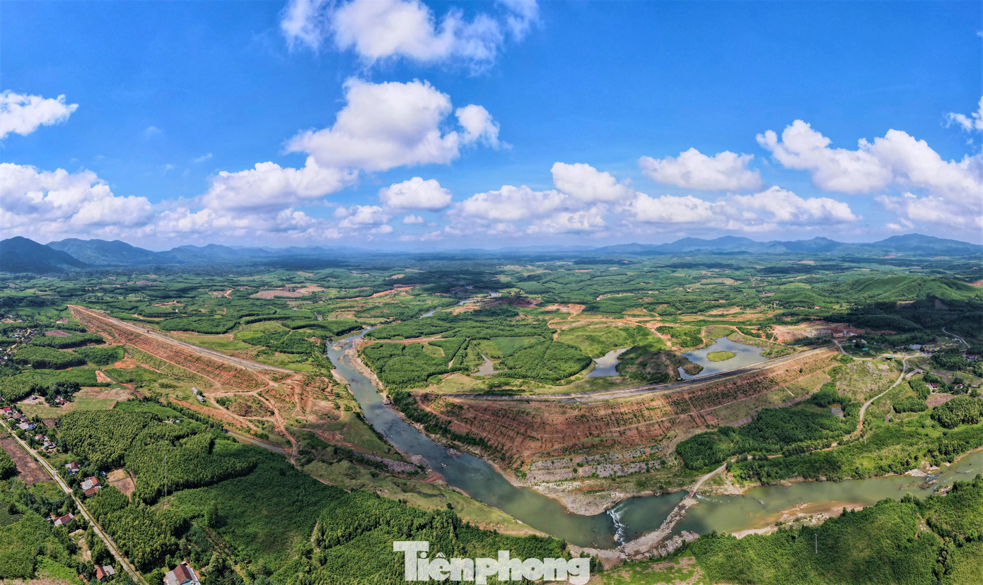Dự án hồ chứa nước, tràn xả lũ Rào Trổ tại xã Kỳ Thượng, huyện Kỳ Anh được UBND tỉnh Hà Tĩnh cấp phép năm 2009 với tổng mức đầu tư là 1.770 tỷ đồng với diện tích hơn 2.800ha. Đây là một trong những hạng mục quan trọng nhất của dự án cấp nước cho Khu kinh tế Vũng Áng (Hà Tĩnh).