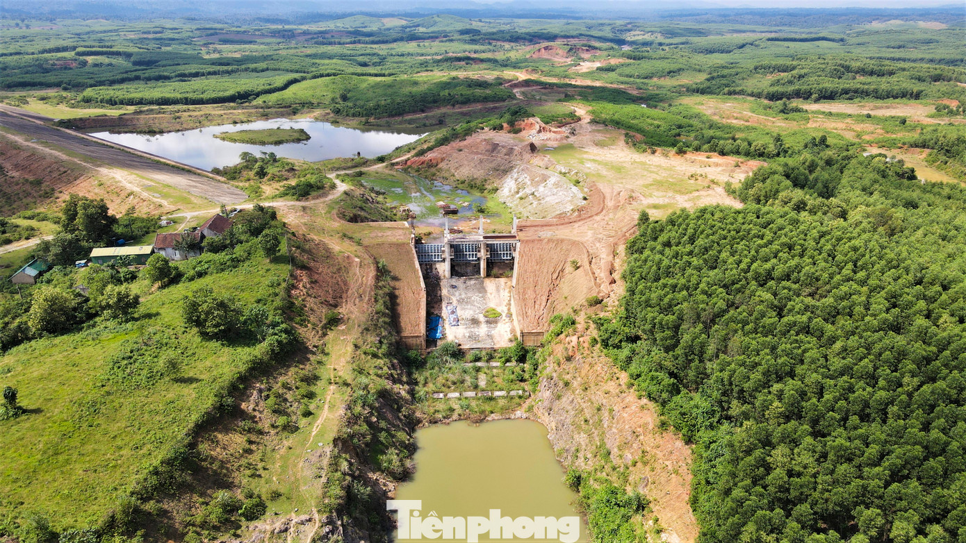 Nhiều hạng mục chưa hoàn thành nằm “phơi nắng phơi mưa”.