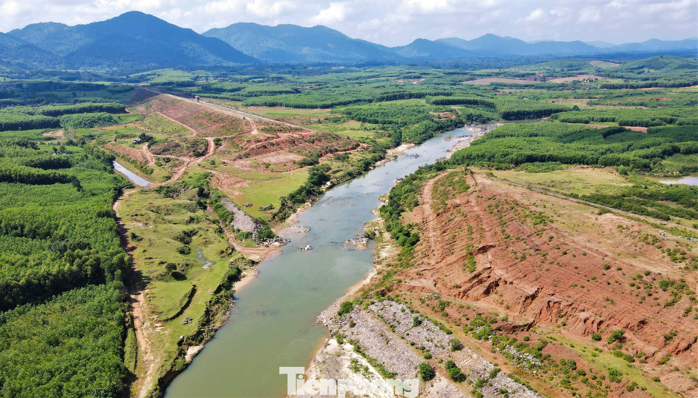 Tuy nhiên, từ khi cấp phép đến nay đã 14 năm song dự án hồ chứa nước, tràn xả lũ Rào Trổ vẫn chưa hoàn thành, chủ đầu tư vẫn chưa thể chặn dòng theo đúng tiến độ.