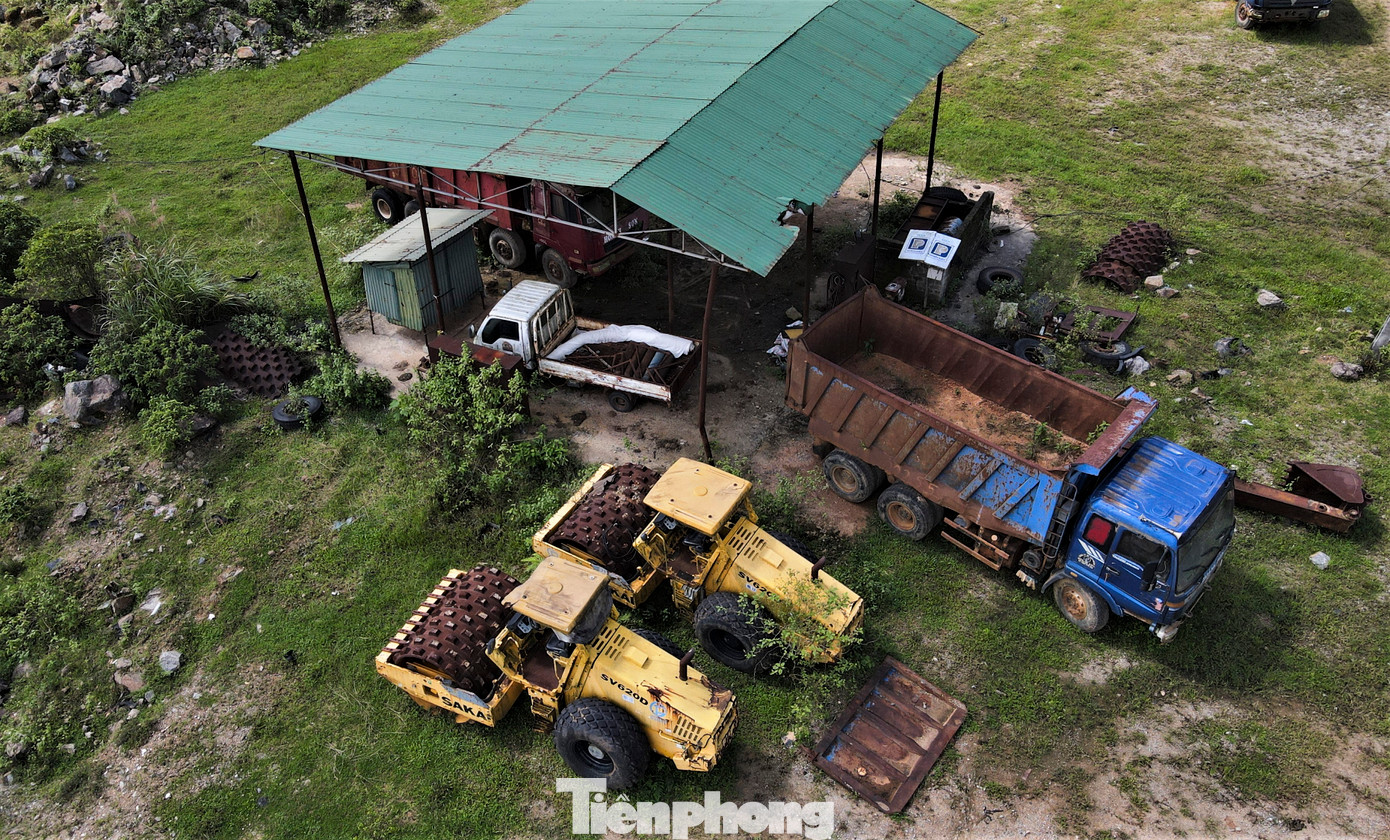 Sắt thép, vật liệu xây dựng các công trình nằm ngổn ngang, bị rỉ sét.