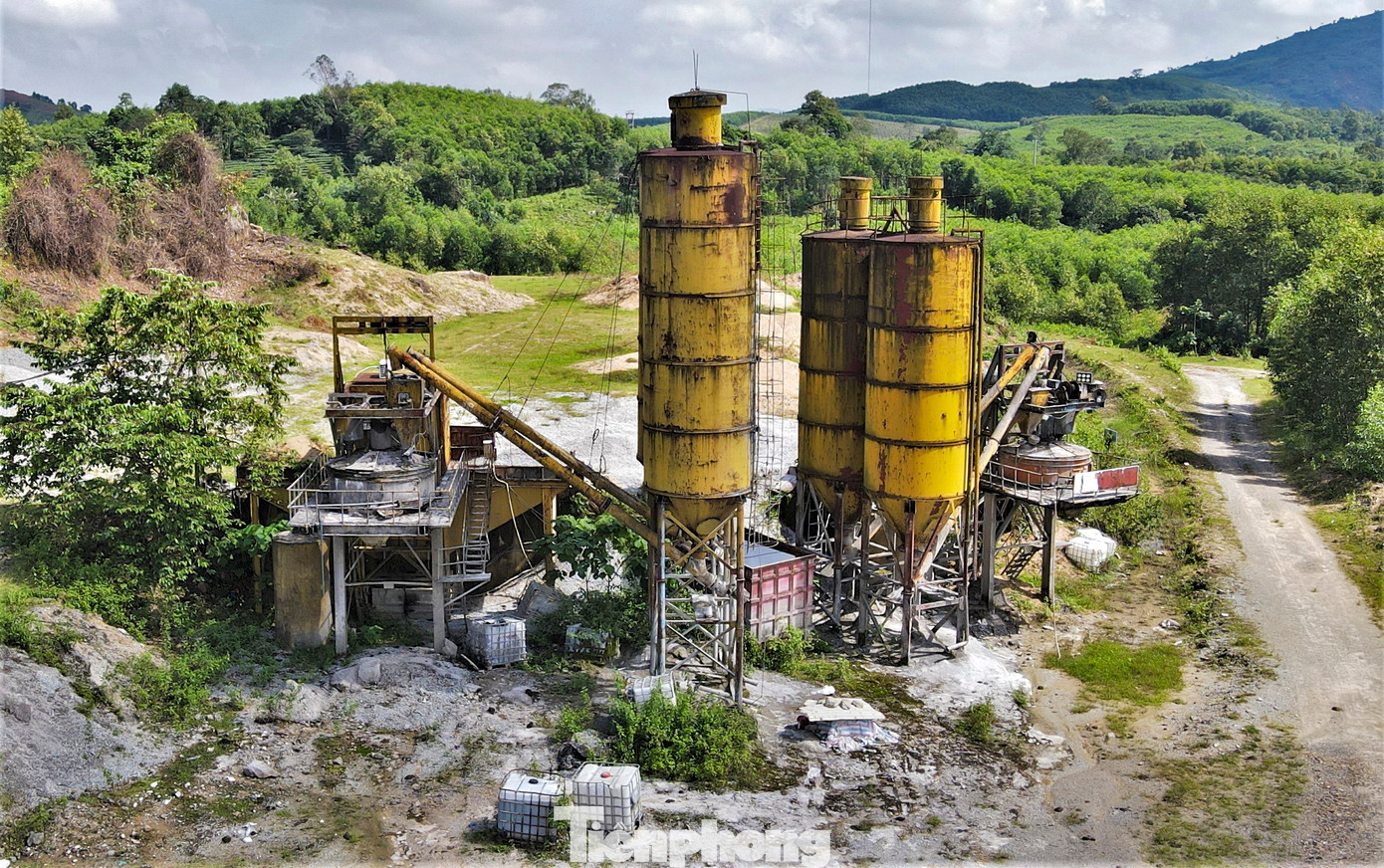 Sắt thép, vật liệu xây dựng các công trình nằm ngổn ngang, bị rỉ sét.