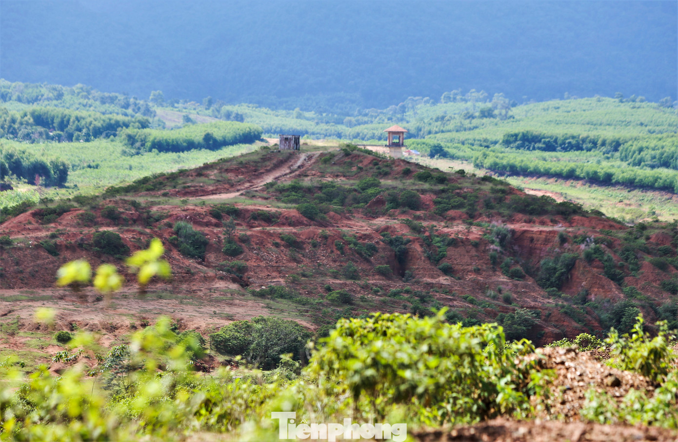 Nhiều vị trí trên thân đập xảy ra tình trạng sạt lở, đất nền chảy thành rãnh lớn do chưa thể chặn dòng. Về mùa mưa lũ rất dễ xảy ra tình trạng sạt lở đất.