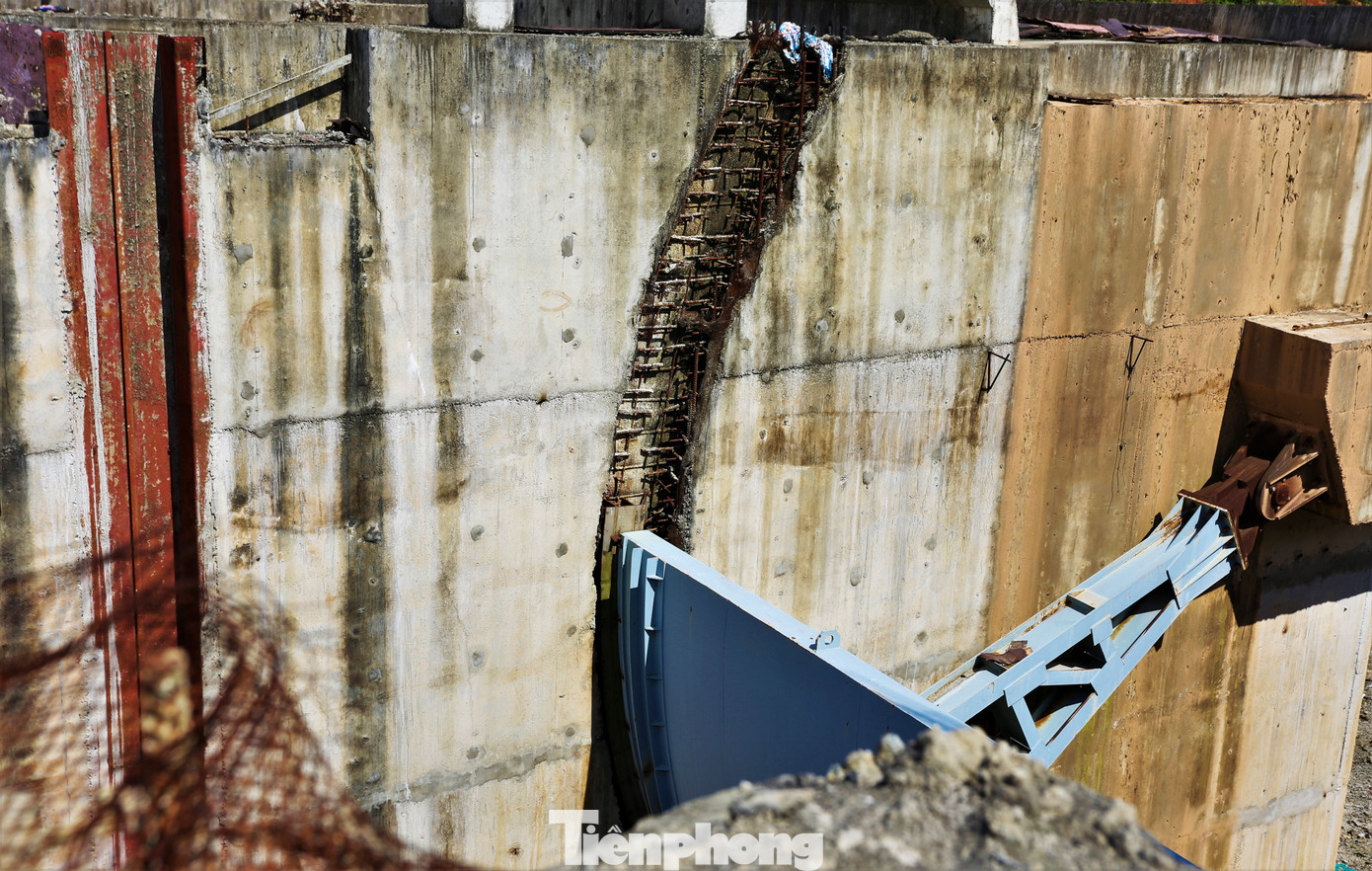 Tràn xả lũ của hồ chứa nước chưa hoàn thiện, một số vị trí sắt thép hoen gỉ, nằm chỏng chơ.