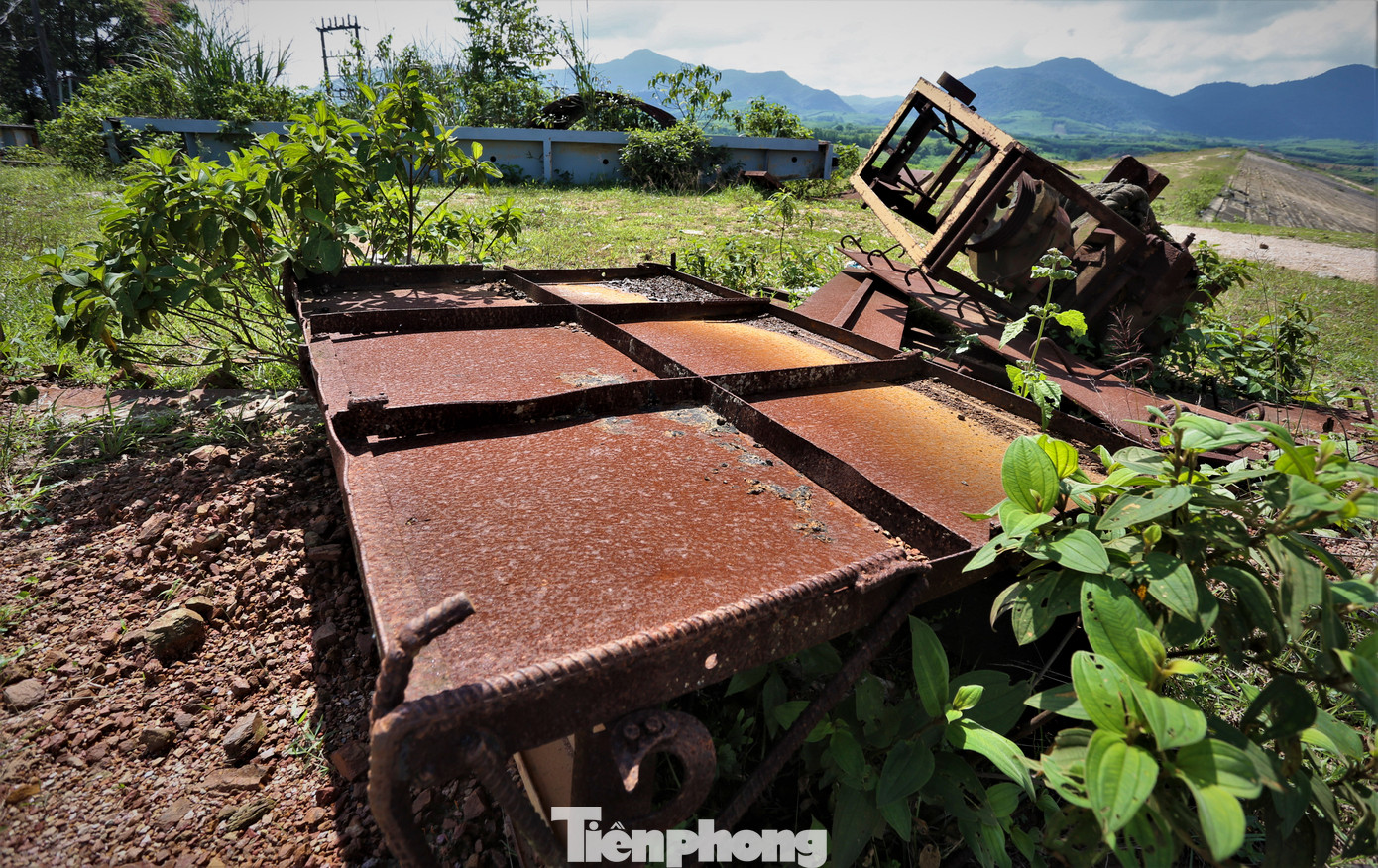 Sắt thép, vật liệu xây dựng các công trình nằm ngổn ngang, bị rỉ sét.