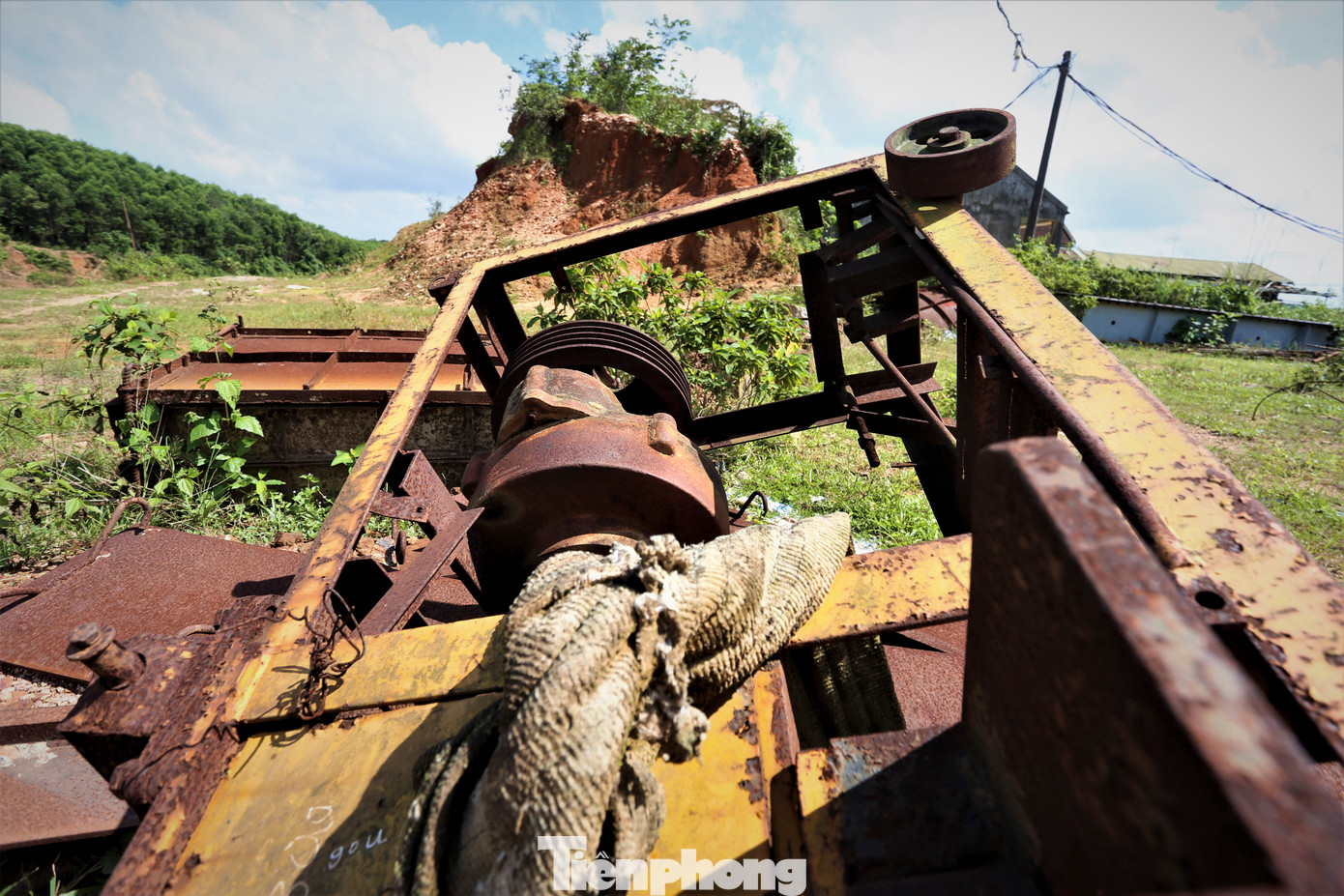 Sắt thép, vật liệu xây dựng các công trình nằm ngổn ngang, bị rỉ sét.