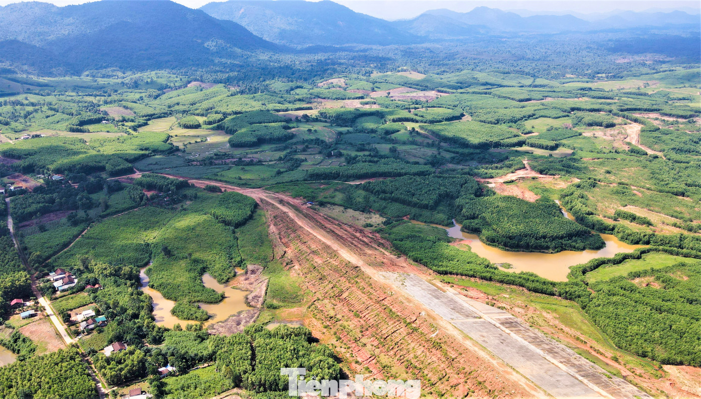 "Tất cả người dân có diện tích đất tại khu vực xây đập chứa nước Rào Trổ đều đã được đền bù và đến nơi ở mới. Do nhà thầu chưa hoàn thành công trình nên nhiều hộ gia đình tranh thủ trồng keo ở những diện tích đất dự án", ông Khánh thông tin.