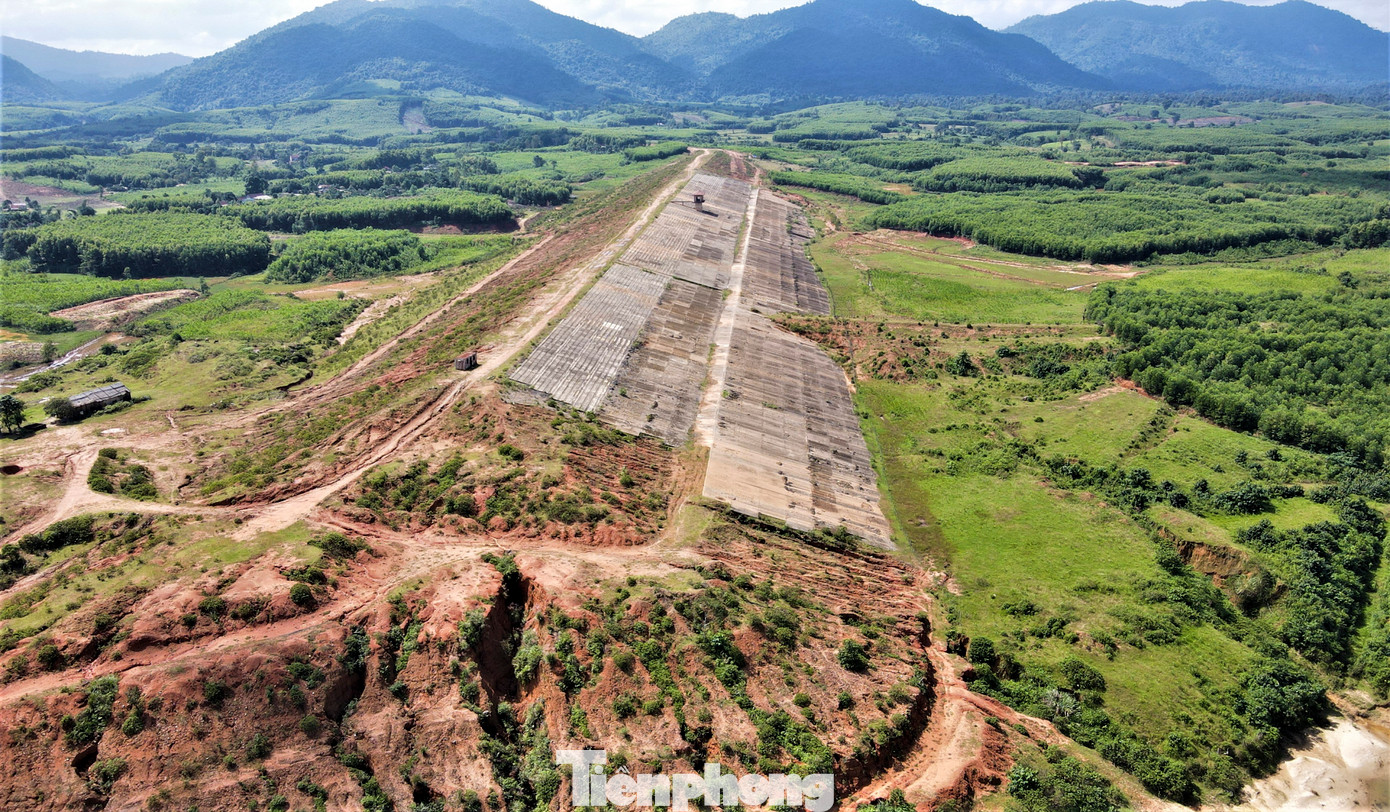 Năm 2017, UBND tỉnh Hà Tĩnh có công văn phê bình Công ty cổ phần Đầu tư và Phát triển Vũng Áng (thuộc Tập đoàn Hoành Sơn) - chủ đầu tư của dự án vì không chấp hành ý kiến chỉ đạo của UBND tỉnh, thiếu quyết liệt trong chỉ đạo điều hành và tổ chức thực hiện dự án làm chậm tiến độ thi công công trình, không đáp ứng được yêu cầu kế hoạch tiến độ thi công đã phê duyệt.