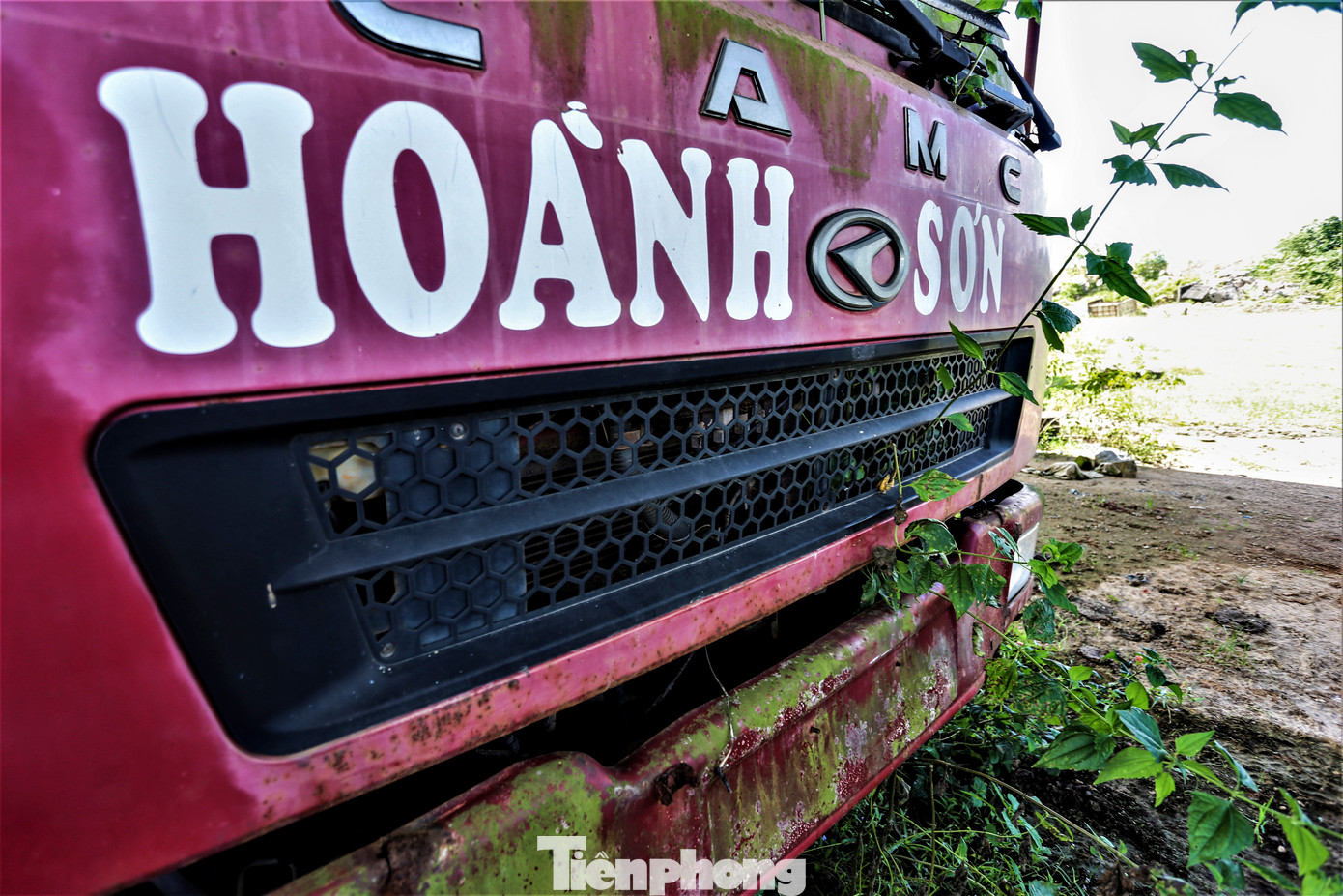 Nhiều xe tải nằm chỏng chơ tại dự án. Do lâu ngày không sử dụng, những chiếc xe này đã bị hoen rỉ, cây cỏ xâm lấn.