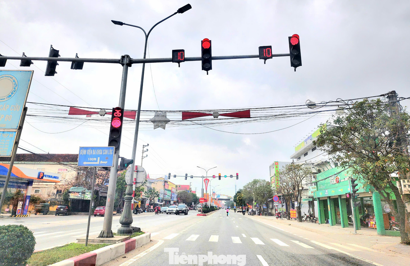 Tín hiệu đèn đỏ xuất hiện 2 số khác nhau dù không có biển rẽ.