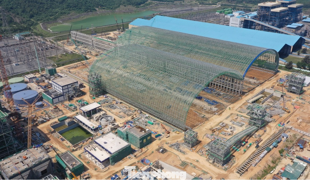 Trao đổi với PV Tiền Phong, ông Hoàng Trọng Bính - Phó Tổng Giám đốc Công ty TNHH Nhiệt điện Vũng Áng II (VAPCO) cho biết: "Dự án hiện đã đạt 83% tổng tiến độ. Dự kiến vào tháng 6/2025 sẽ đưa tổ máy số 1 vào vận hành thương mại, tháng 10 cùng kỳ sẽ hoàn thành toàn bộ nhà máy và vận hành tổ máy số 2. Hiện, mỗi ngày có hơn 4.200 công nhân thi công tại công trường để đảm bảo tiến độ đề ra”.