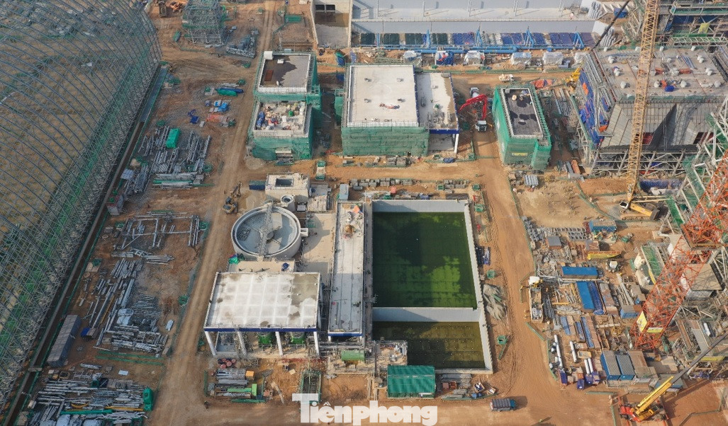 Những ngày đầu tháng 4, nắng đã bắt đầu đổ lửa nhưng trên đại công trường thi công dự án Nhà máy Nhiệt điện Vũng Áng 2, công nhân bám công trình, đẩy nhanh tiến độ các hạng mục.