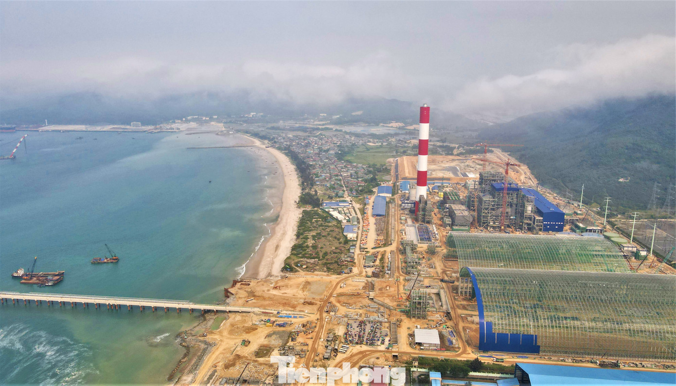 Trao đổi với PV Tiền Phong, ông Hoàng Trọng Bính - Phó Tổng Giám đốc Công ty TNHH Nhiệt điện Vũng Áng II (VAPCO) cho biết: "Dự án hiện đã đạt 83% tổng tiến độ. Dự kiến vào tháng 6/2025 sẽ đưa tổ máy số 1 vào vận hành thương mại, tháng 10 cùng kỳ sẽ hoàn thành toàn bộ nhà máy và vận hành tổ máy số 2. Hiện, mỗi ngày có hơn 4.200 công nhân thi công tại công trường để đảm bảo tiến độ đề ra”.