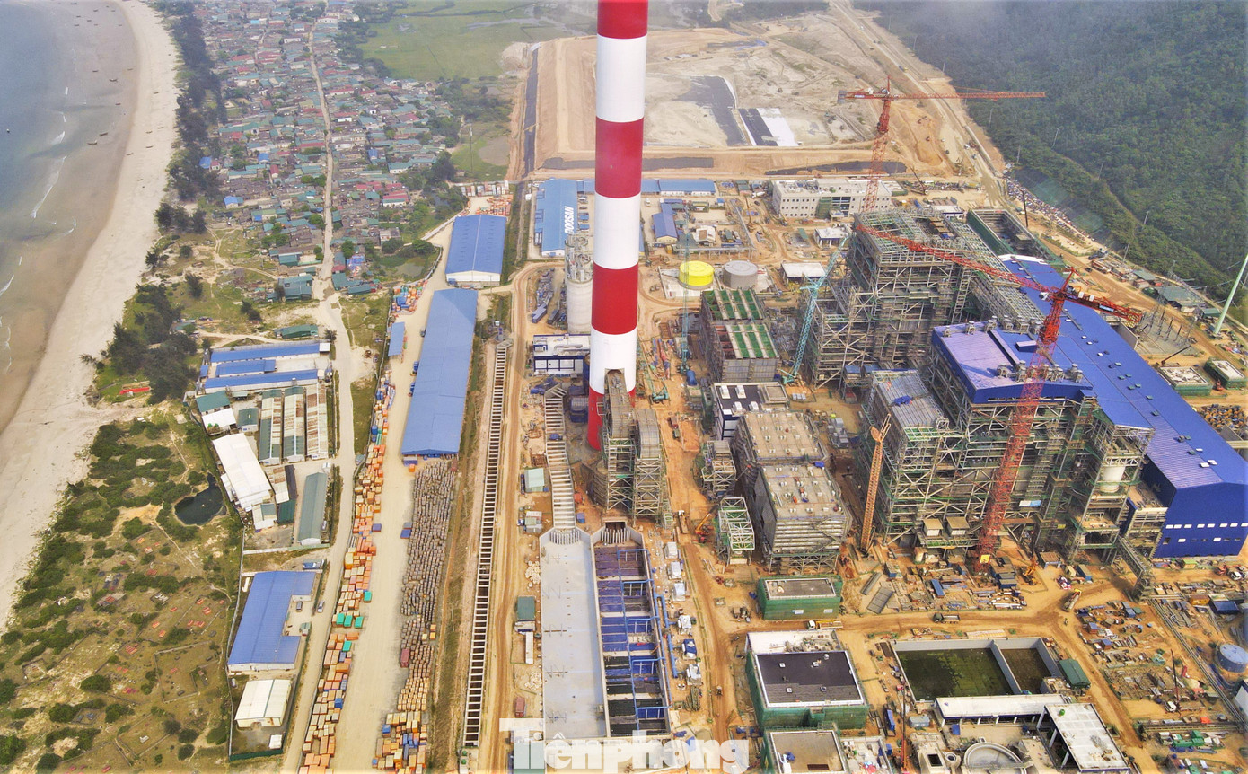 Nhà máy Nhiệt điện Vũng Áng 2 do các nhà thầu: Liên doanh Công ty TNHH Xây dựng và Công nghiệp nặng Doosan, Tập đoàn Samsung C&amp;T, Công ty CP Tập đoàn Thái Bình Dương thi công. Dự kiến, vào quý III/2025, dự án sẽ hoàn thành và đi vào vận hành thương mại.