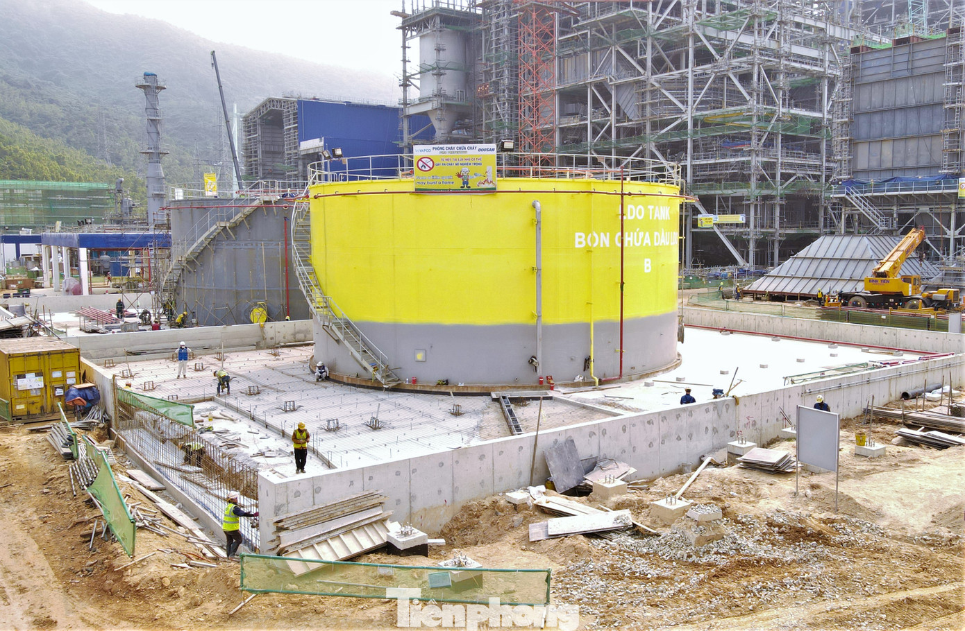 Trao đổi với PV Tiền Phong, ông Hoàng Trọng Bính - Phó Tổng Giám đốc Công ty TNHH Nhiệt điện Vũng Áng II (VAPCO) cho biết: "Dự án hiện đã đạt 83% tổng tiến độ. Dự kiến vào tháng 6/2025 sẽ đưa tổ máy số 1 vào vận hành thương mại, tháng 10 cùng kỳ sẽ hoàn thành toàn bộ nhà máy và vận hành tổ máy số 2. Hiện, mỗi ngày có hơn 4.200 công nhân thi công tại công trường để đảm bảo tiến độ đề ra”.