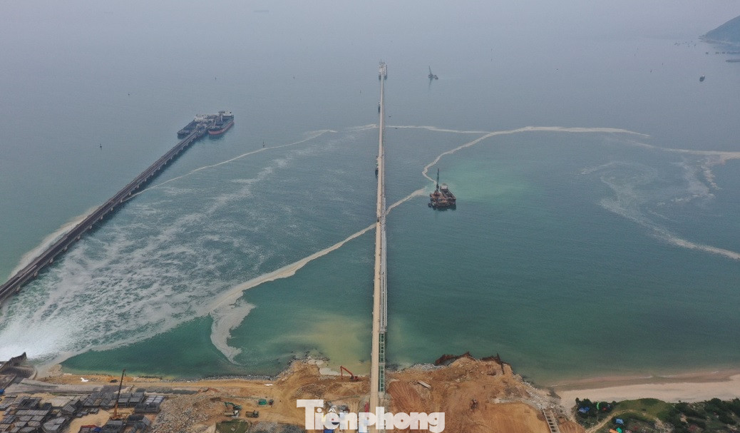 Cầu cảng bốc dỡ than của dự án. Nhà máy này sử dụng công nghệ siêu tới hạn, nhiên liệu than nhập khẩu từ Australia và Indonesia.