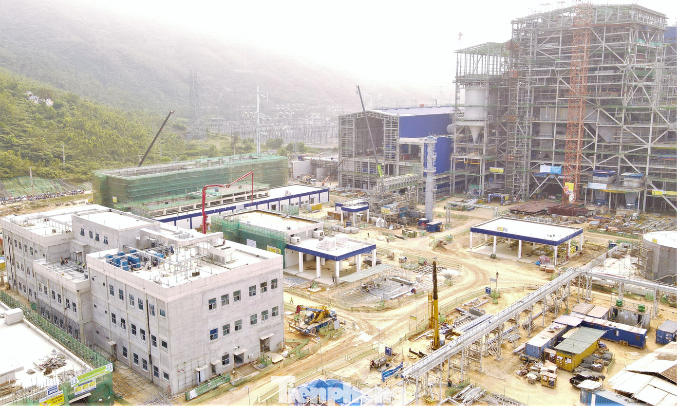 Công trình có các hạng mục chính như xây dựng nhà máy chính, cầu cảng bốc dỡ than, bãi chứa tro xỉ và các công trình phụ trợ liên quan.