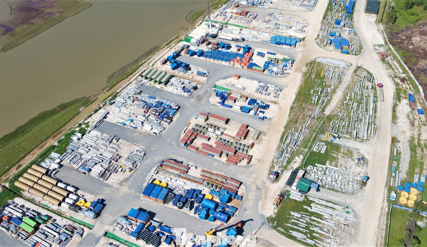 Cách đó không xa là bãi tập kết lượng lớn linh kiện, máy móc phục vụ dự án.