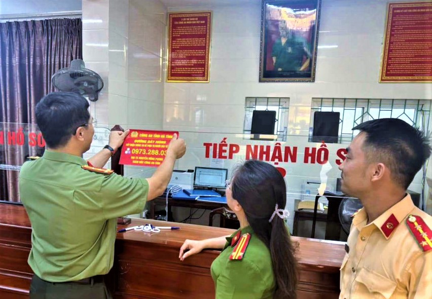 Đại tá Nguyễn Hồng Phong, Giám đốc Công an tỉnh Hà Tĩnh công khai số điện thoại cá nhân. Đại tá Nguyễn Hồng Phong, Giám đốc Công an tỉnh Hà Tĩnh công khai số điện thoại cá nhân.