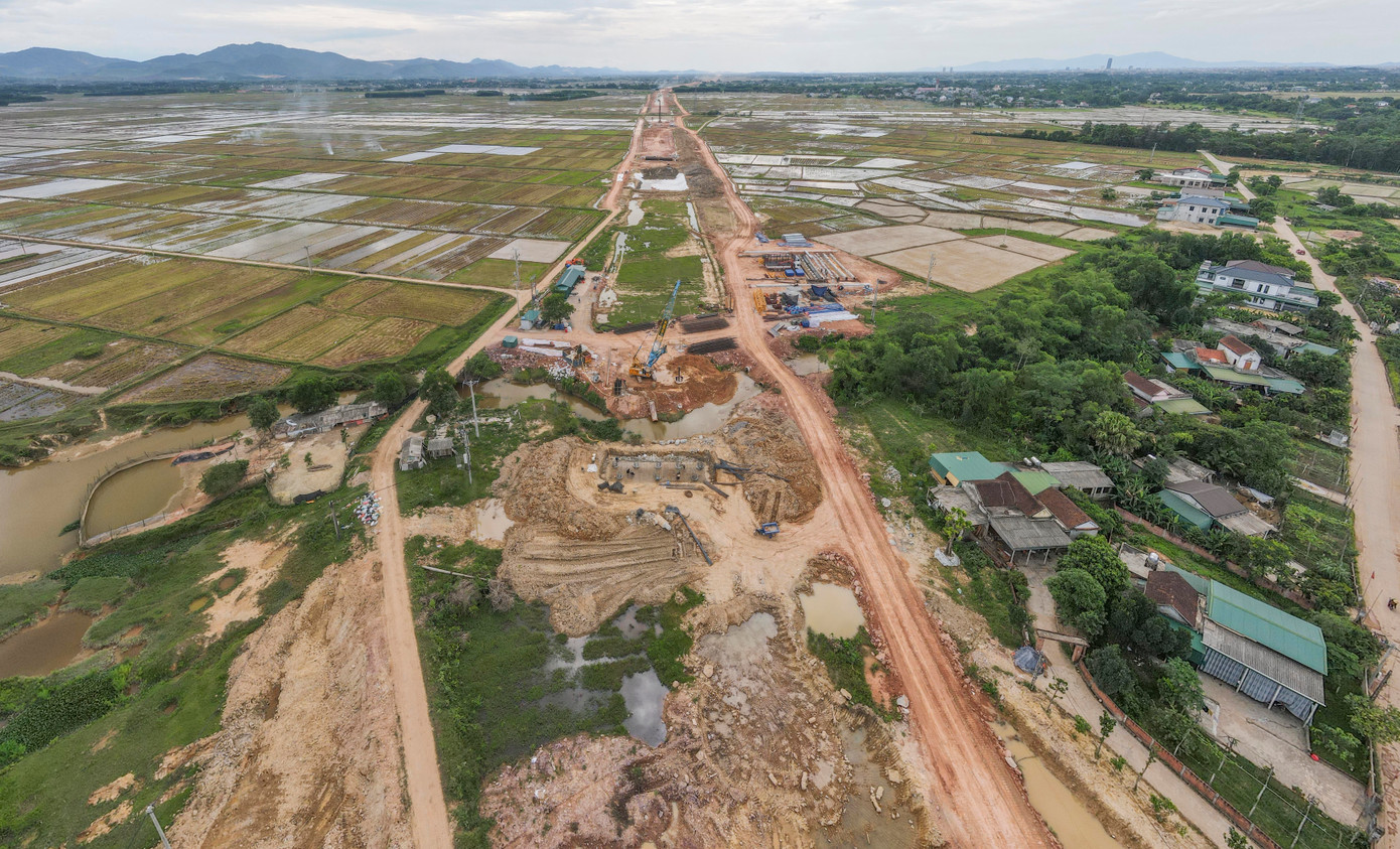 Vướng đường điện chưa di dời nên nhà thầu phải thi công “nhảy cóc”. Vướng đường điện chưa di dời nên nhà thầu phải thi công “nhảy cóc”.