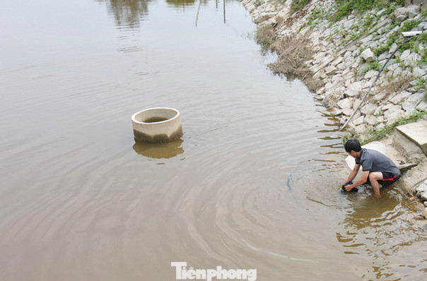 Ông Nguyễn Thanh Hoàn – Phó Chủ tịch UBND xã Kim Song Trường cho biết, địa phương có 4 thôn đã có nước sạch, còn 10 thôn với hàng nghìn hộ dân vẫn phải sử dụng nguồn nước tắm giặt, sinh hoạt từ sông nhà Lê. “Nguồn nước từ sông nhà Lê thì không đảm bảo nên ngoài nước mưa, người dân chỉ biết sử dụng nước sông. Địa phương cùng người dân rất mong sớm có hệ thống nước sạch để an tâm sử dụng, đảm bảo vệ sinh môi trường, chất lượng cuộc sống”, ông Hoàn thông tin.